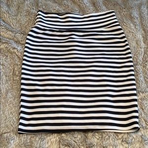 Lularoe black and white pencil